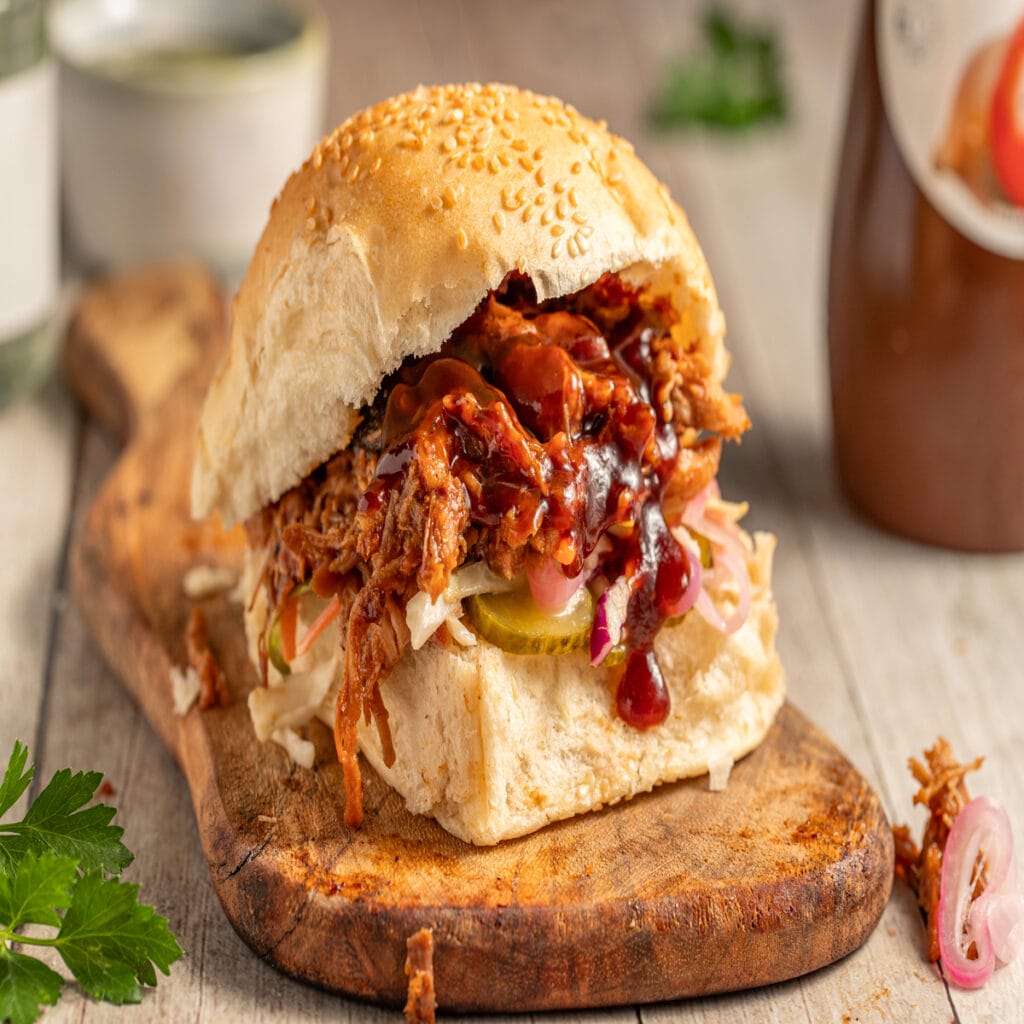 pulled pork burgers with bbq sau