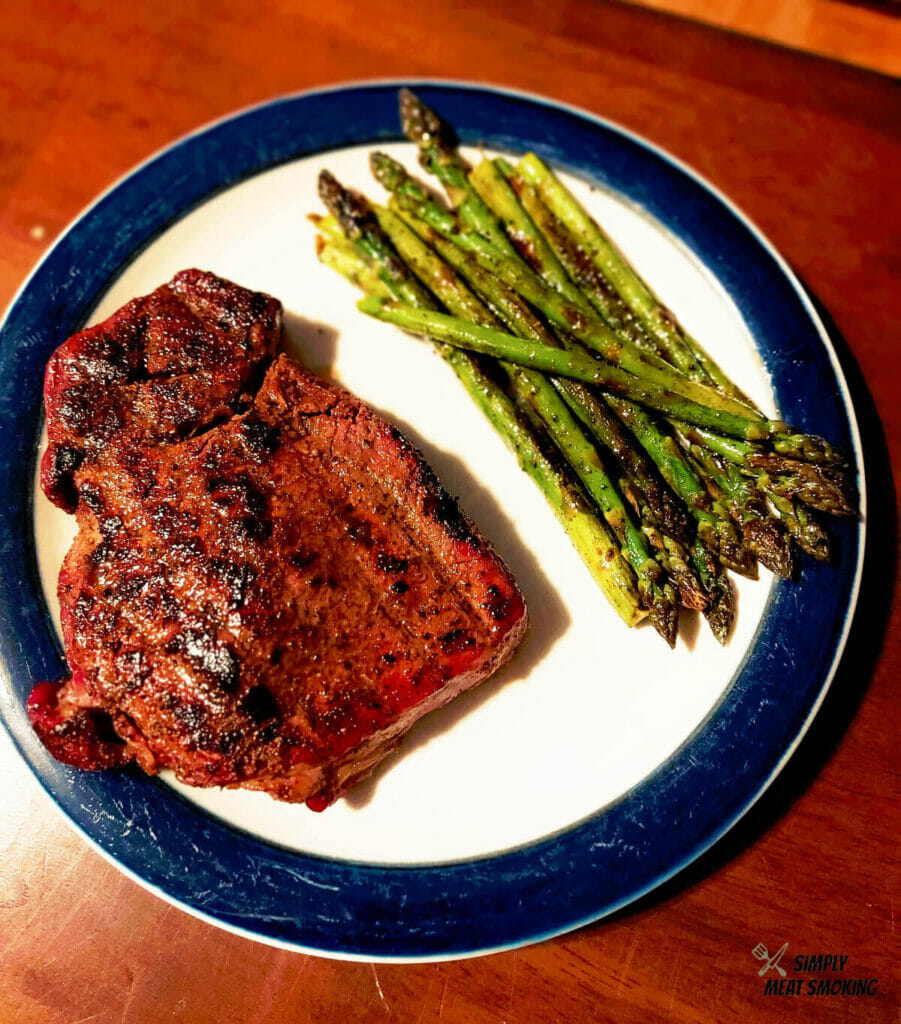 smoked-sirloin-steak-and-asparagus